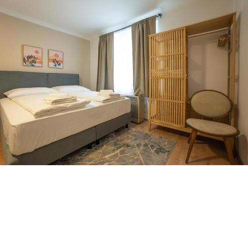 A 2-bedroom apartment with a king-size bed and a balcony is located just a 15-minute walk from Stephansplatz.