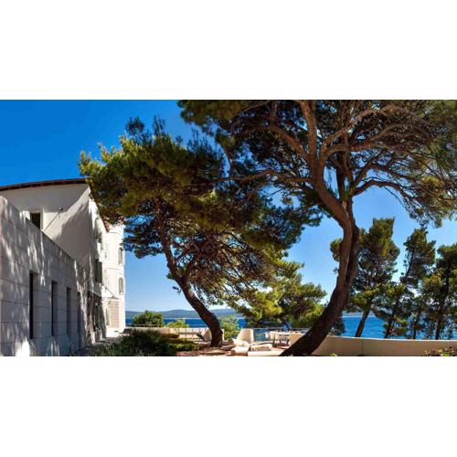A beachfront villa near Omiš with a sauna and a gym