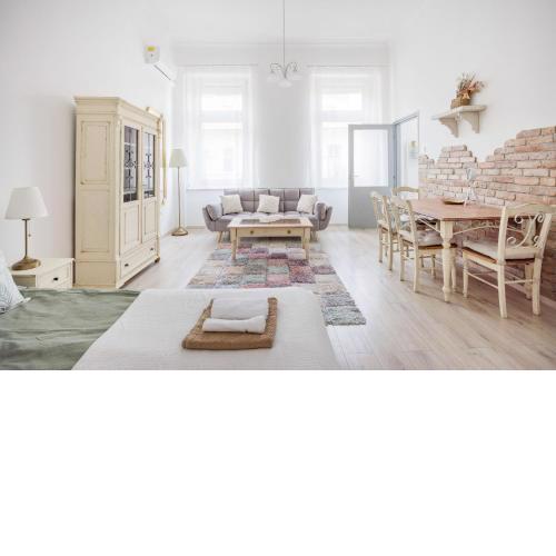 A touch of Provence and pastels in the centre