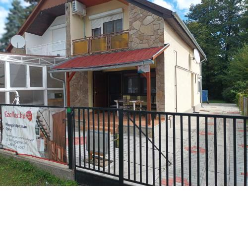 A whole holiday house with a garden in Fonyod for 2-10 persons