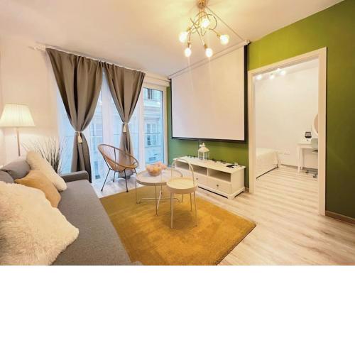 A104 - Liberty Bridge Projection home with free parking