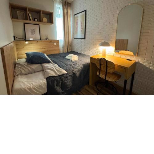 A2 - Prince Room - Warsaw City Haven - Two Shared Bathrooms
