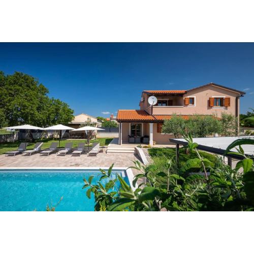 Activity villa Gita with pool and grill in Tinjan