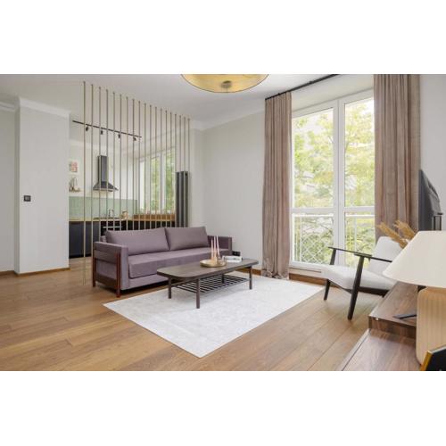 Air Conditioned Apartment in Warsaw Center with Desk and Bathtub by Noclegi Renters