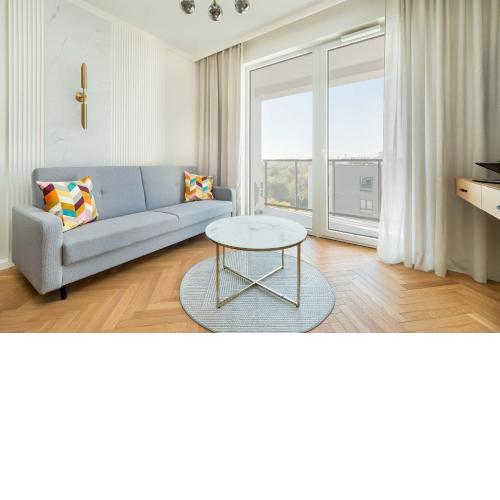 Air Conditioned Apartment in Warsaw with Parking and Bathtub by Noclegi Renters