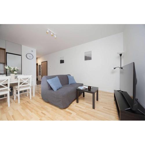 Air Conditioned Apartment in Warsaw with Parking, Balcony and Bathtub by Noclegi Renters