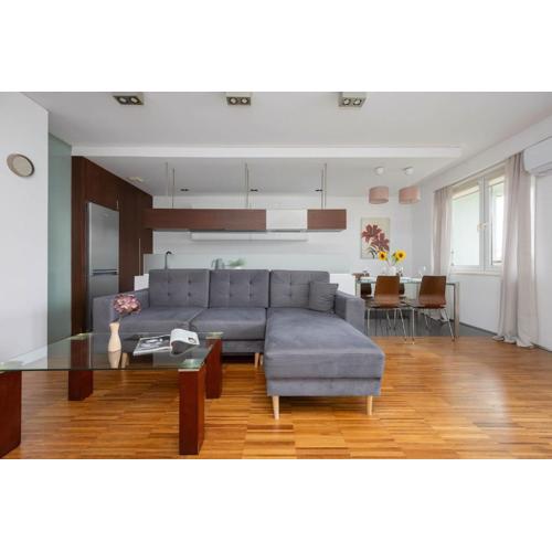 Air-conditioned Apartment near Łazienki Park with Parking by Noclegi Renters