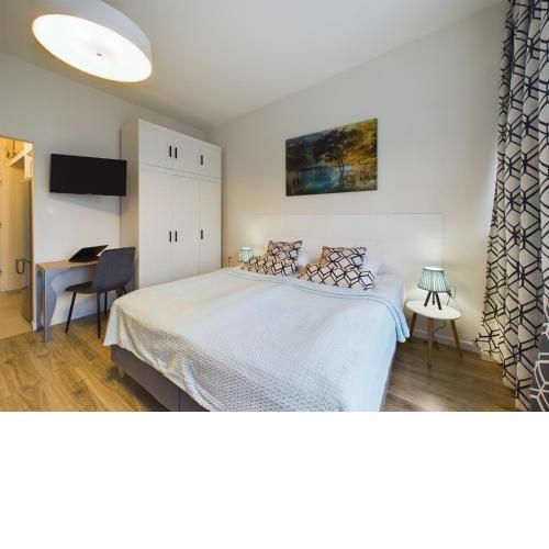 Aleja Jana Pawła II Studio for 4 Guests with Air-conditioning Warsaw by Noclegi Renters