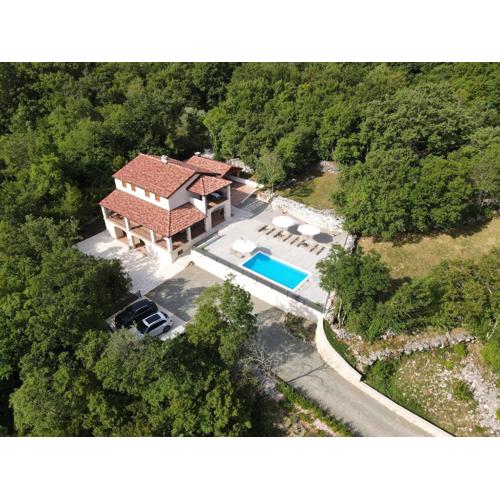 Amazing 4 bedroom villa with Swimming pool and WIFI, family frendly