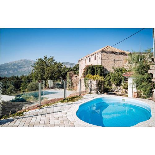 Amazing Apartment In Gruda With Jacuzzi