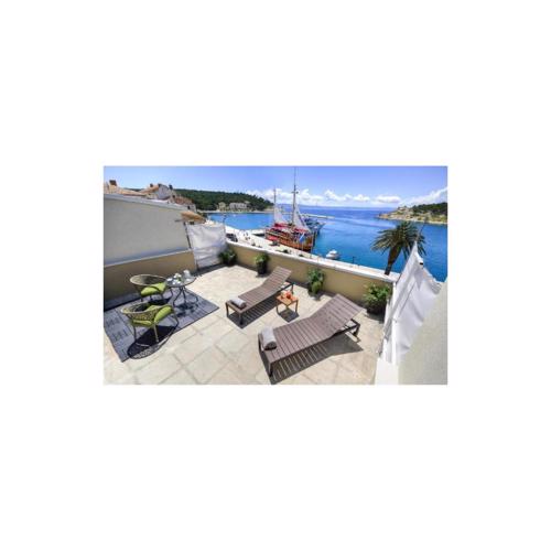 Amazing Apartment In Makarska