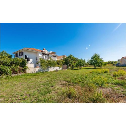 Amazing Apartment In Nin With Wifi