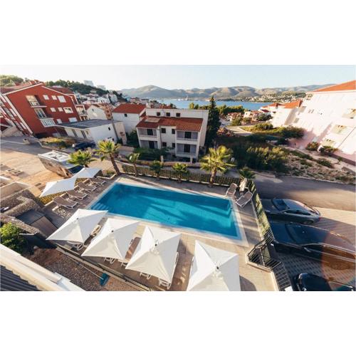 Amazing Apartment In Okrug Gornji