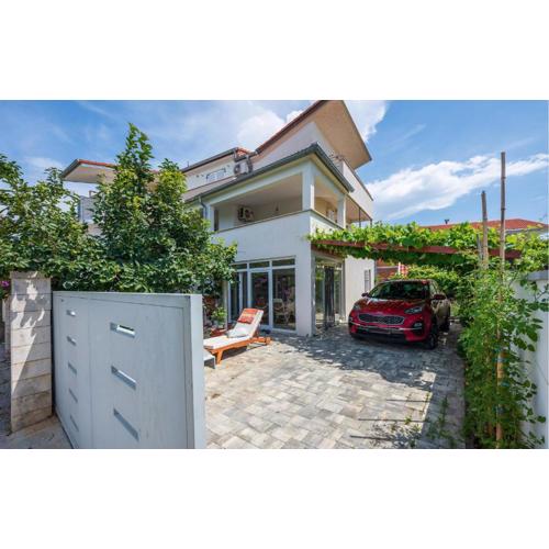 Amazing Apartment In Premantura