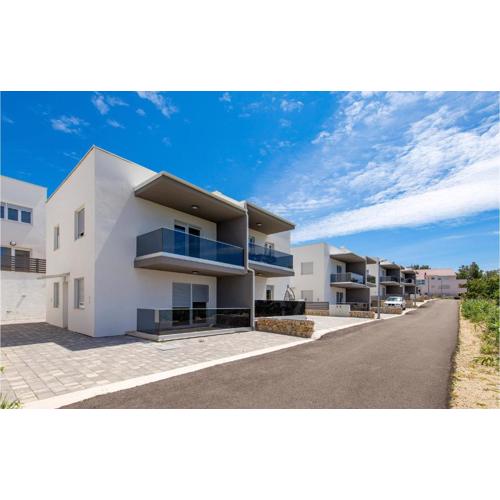 Amazing Apartment In Simuni With Wifi