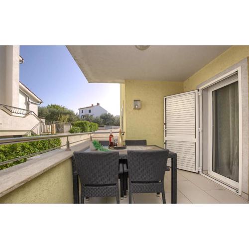 Amazing Apartment In Stinjan With Wifi