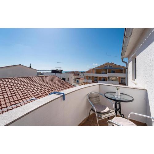Amazing Apartment In Vrsi With Kitchen