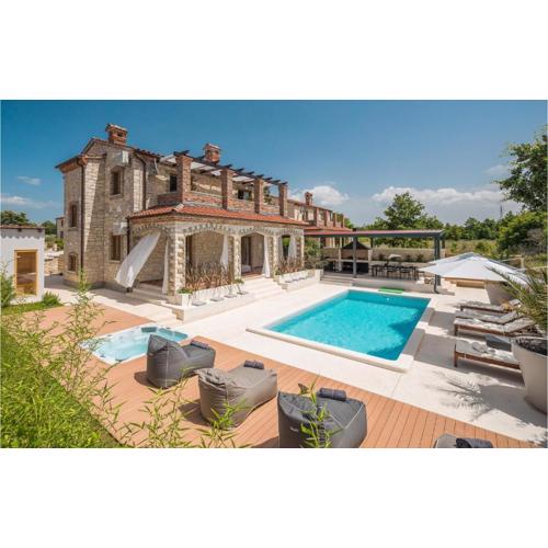 Amazing Home In Cabrunici With Jacuzzi
