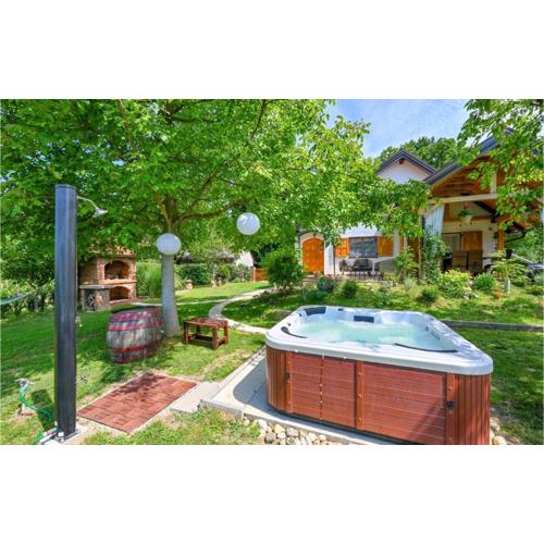 Amazing Home In Jalzabet With Jacuzzi