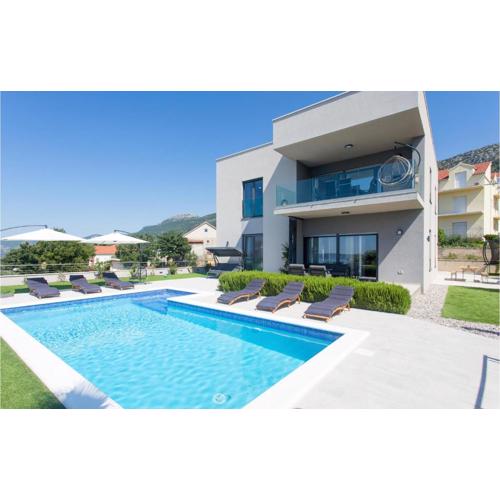 Amazing Home In Kastel Kambelovac