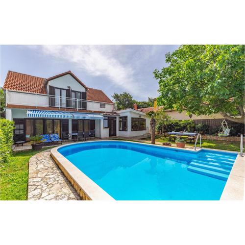 Amazing Home In Liznjan With Kitchen