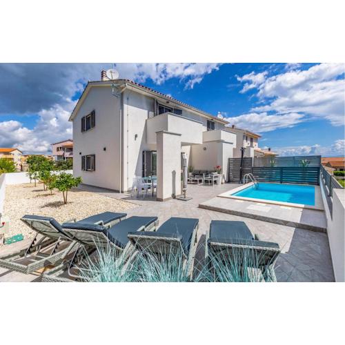 Amazing Home In Liznjan With Wi-Fi