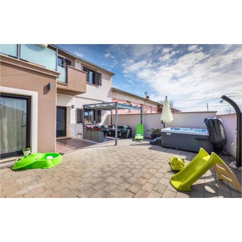 Amazing Home In Marcana With Jacuzzi