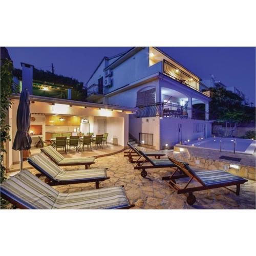 Amazing Home In Okrug Gornji