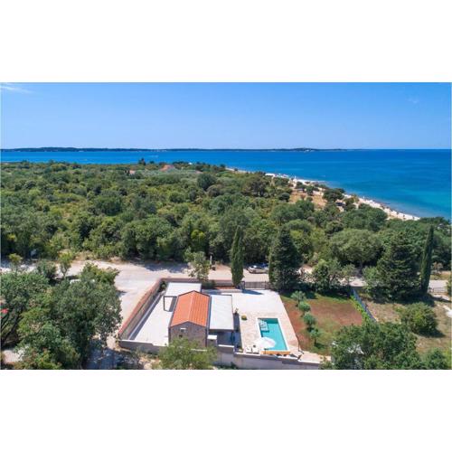 Amazing Home In Peroj With Wifi