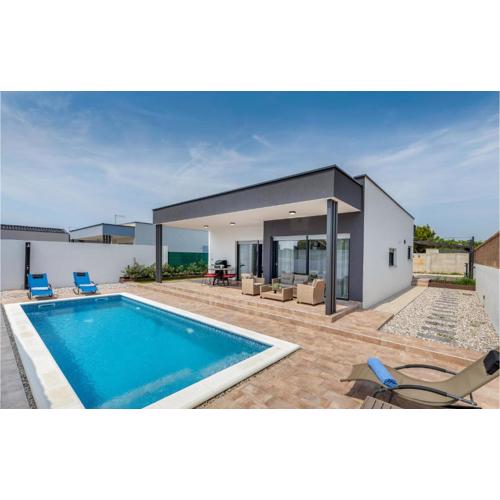 Amazing Home In Peroj With Wifi
