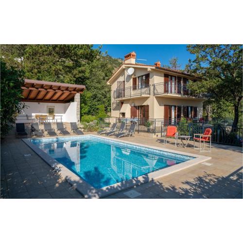 Amazing Home In Plomin With Kitchen