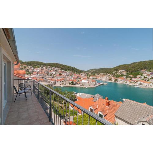 Amazing Home In Pucisca With Heated Swimming Pool
