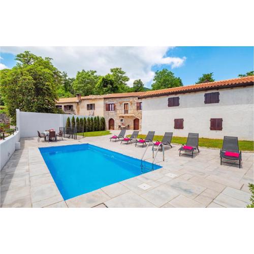 Amazing Home In Veprinac
