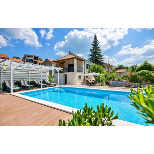 Amazing Home In Zagvozd With Jacuzzi