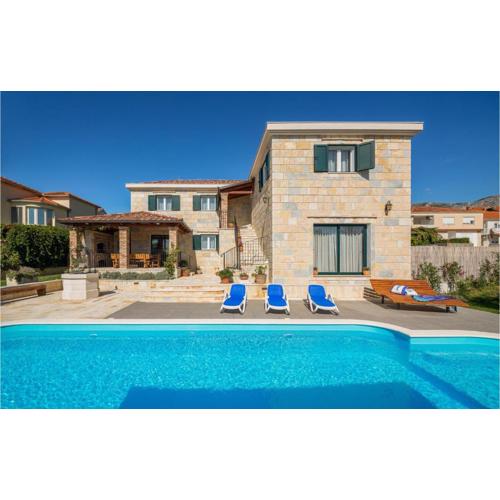 Amazing Home In Zrnovnica
