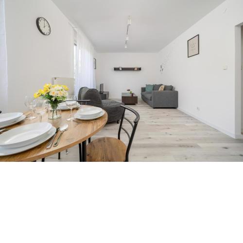 Apartament Białowieska z aneksem kuchennym i balkonem by Noclegi Renters