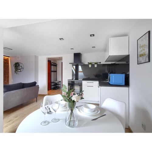 Apartament IX Wieków, Faktura VAT, CENTRUM PARKING VERY GOOD LOCATION TWO BEDROOMS 50 M2