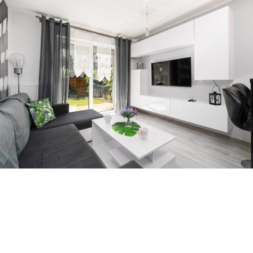Apartament Konduktorska z Parkingiem i Ogródkiem - w spokojnej dzielnicy by Noclegi Renters