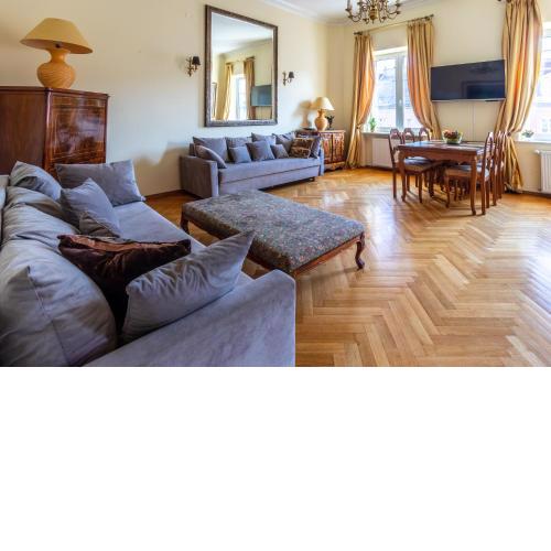 Apartament luster i obrazów
