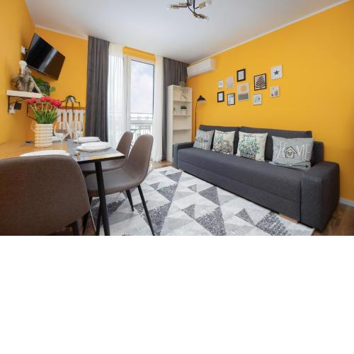Apartament na Alejach Jerozolimskich przy Pałacu Kultury i Nauki by Noclegi Renters