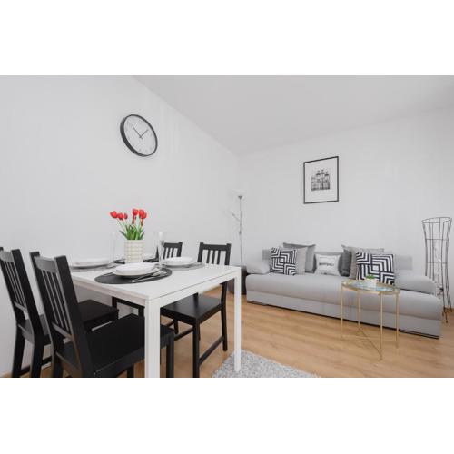 Apartament na Parterze z Parkingiem i Biurkiem do Pracy Zdalnej w Piasecznie by Noclegi Renters