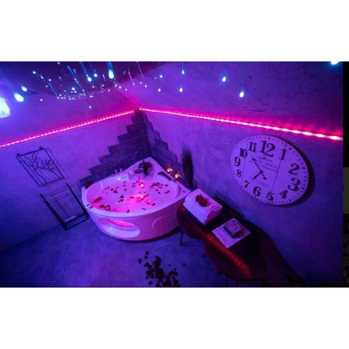 Apartament NEON JACUZZI -Loft Styl -RYNEK CENTRUM &Parking