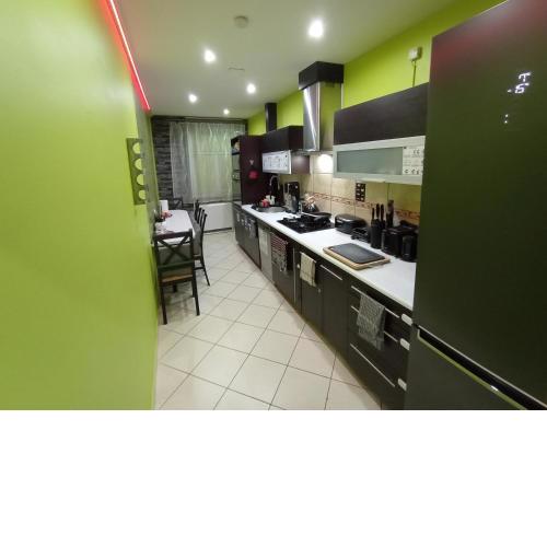 APARTAMENT VENGE -CAŁE MIESZKANIE 46m2 NA WYŁĄCZNOŚĆ - Z JEDNĄ SYPIALNIĄ I JEDNYM SYPIALNO-SALONEM -3 PIĘTRO BEZ WINDY- REZERWACJA BEZ KARTY KREDYTOWEJ-KLIMATYZACJA-NETFLIX-2 ŁÓŻECZKA DZIECIĘCE- BEZPŁATNY PARKING PUBLICZNY