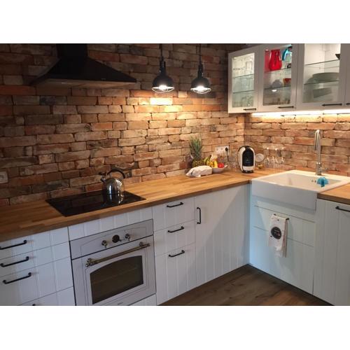 Apartament w centrum na starówce, pokój dzienny z aneksem kuchennym, sypialnia z podwójnym łóżkiem, piękna weranda, TV Smart, Wi-Fi, parking, FV, self check in 24H, Taras, Ogród nad rzeką, w sąsiedztwie restauracja , imprezy i usługi escort zakazane