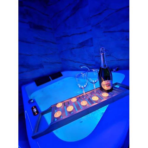 Apartament w Centrum z Jacuzzi, prywatny parking, klimatyzacja 4