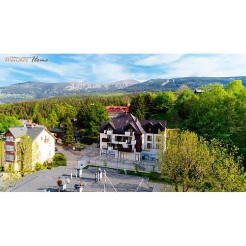 Apartament Wonder Home z prywatnym tarasem, blisko wyciągów Ski Arena i Winterpol, aquaparku i kościoła Wang