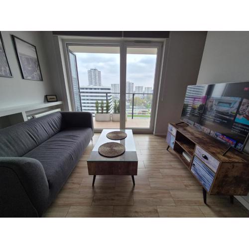 APARTAMENT WŚRÓD 1000cy ŚWIATEŁ - z parkingiem w hali garażowej- duży balkon z leżakami - piekny widok nocą na panoramę Tysiaclecia