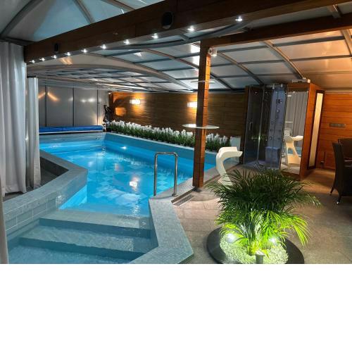 Apartament z prywatnym, krytym basenem