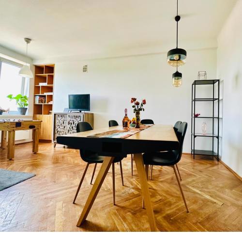 Apartament z widokiem na Pałac i Kościół.