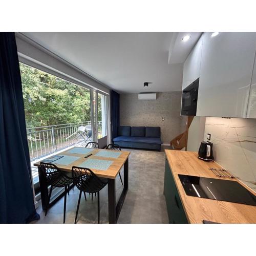 Apartamenty w sam las by KLIF Ustka - apartament dwupoziomy z klimatyzacją, balkonem i widokiem na las